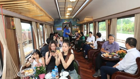  Đường sắt chính thức chạy đoàn tàu Hoa Phượng đỏ, toa xe hạng sang có gì?