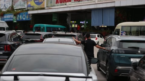 Bộ Xây dựng 'chỉ thẳng' nguyên nhân trạm dừng nghỉ tạm trên cao tốc Bắc - Nam quá tải