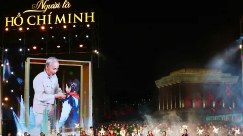 Hòa Minzy, Hà Quỳnh Như gây xúc động với các ca khúc về Bác Hồ trong chương trình nghệ thuật “Người là Hồ Chí Minh” 