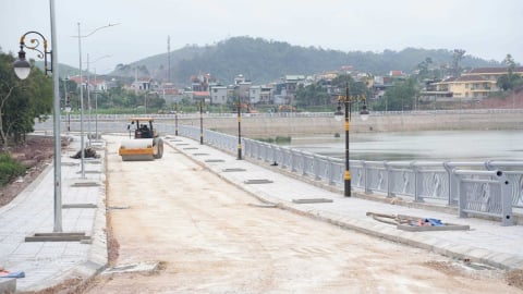 Sắp hoàn thành tuyến kè chống sạt lở bờ sông xã Tiên Lãng ở Tiên Yên