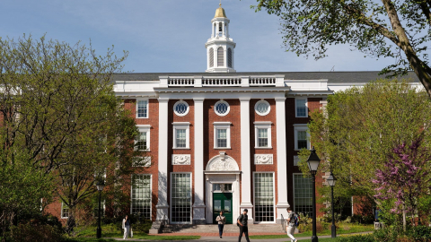 Sinh viên choáng váng vì chính quyền Mỹ tước quyền tuyển sinh quốc tế của Đại học Harvard