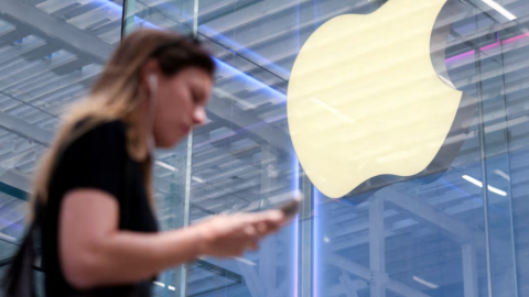 Ông Trump đe dọa tăng thuế 25% với Apple nếu không sản xuất iPhone ở Mỹ
