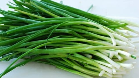 Cách chữa đau đầu bằng hành lá: Nhanh, hiệu quả và dễ làm