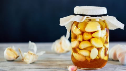 Cách chữa đau đầu bằng củ tỏi: Bài thuốc dân gian hiệu quả ít ai ngờ