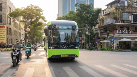 Hà Nội khai trương tuyến xe bus điện mới, công ty của tỷ phú Phạm Nhật Vượng tiến thêm một bước trên hành trình “Vì Thủ đô trong xanh”