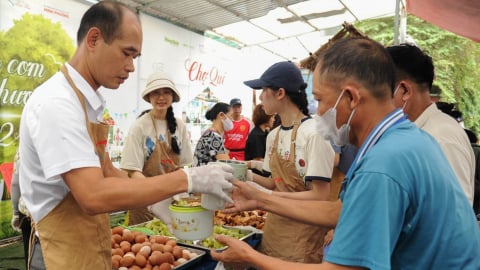 Hành trình ấm áp của Báo Dân Việt: 102 tuần, hàng ngàn bữa cơm yêu thương được trao đi
