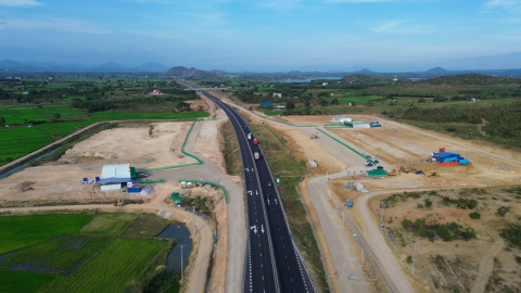 Cao tốc đoạn Vĩnh Hảo - Phan Thiết xuất hiện ổ gà, được sửa chữa ra sao?