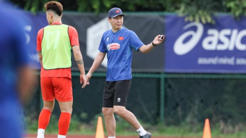 HLV Kim Sang-sik có hành động bất ngờ, khiến Malaysia bối rối