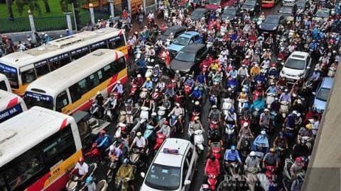 Chủ tịch Hà Nội: Không thể trì hoãn quá lâu việc chuyển đổi xe máy chạy xăng sang xe điện