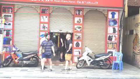 Bất ngờ với cách bán hàng 'hé cửa' của tiểu thương phố cổ Hà Nội