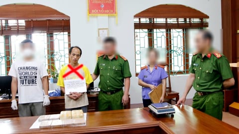 Bắt quả tang đối tượng mang 8 bánh ma túy đi bán trong đêm ở Lai Châu