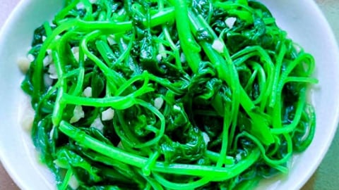 Loại rau dân dã phổ biến nhất Việt Nam lại là 'vua canxi', ăn vào tháng 6 ngon hơn trứng, xào nấu đều thơm