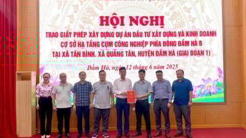 Trao giấy phép xây dựng Dự án Cụm công nghiệp phía Đông Đầm Hà B, Quảng Ninh