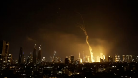 Trực tiếp: Iran dội mưa tên lửa trả đũa Israel, bộ trưởng Israel tuyên bố Iran vượt 'ranh giới đỏ'