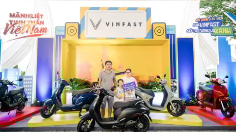 Người Hà Nội nô nức đổi xăng lấy điện: “Xe máy VinFast nhẹ, êm, dễ điều khiển”