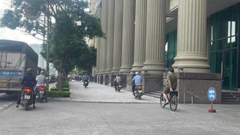 Cảnh sát Giao thông dùng camera lưu động ghi hình, xử phạt hàng loạt trường hợp đi xe máy trên vỉa hè
