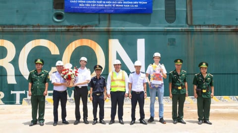 Chuyến tàu chuyên chở thiết bị điện gió đầu tiên cập cảng biển quốc tế Trung Nam Cà Ná 