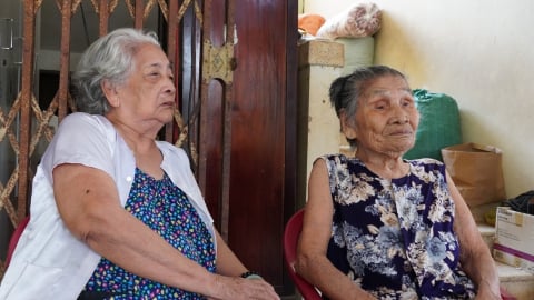 Hai cụ bà ngoài 90 tuổi sống 'tạm bợ' trong ngôi trường cũ, mòn mỏi chờ đất tái định cư ở Quảng Trị