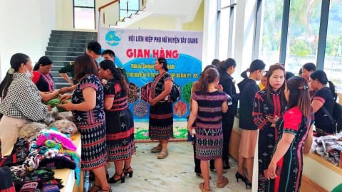 Phụ nữ miền núi Quảng Nam “bắt tay” làm kinh tế, giúp nhau thoát nghèo bền vững