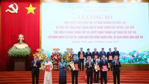 Quảng Ninh thực hiện mô hình chính quyền hai cấp: Gần dân, sát dân, lấy người dân là đối tượng trung tâm để cán bộ, công chức phục vụ.