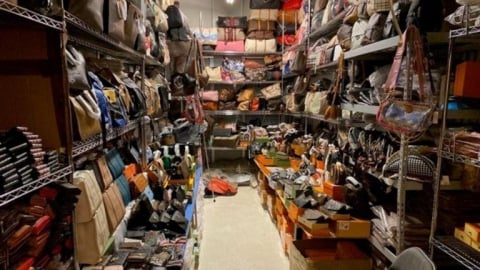 Đột kích kho hàng chứa toàn Louis Vuitton, Gucci, Chanel... 'fake' chất thành đống, cảnh sát phanh phui vụ án hàng giả trị giá tới 26.000 tỷ đồng