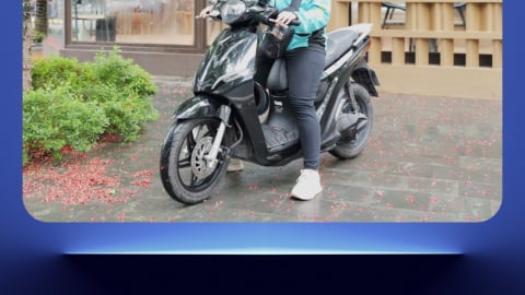 Nữ tài xế Xanh SM Bike: ‘22,5 triệu/tháng, 10 tiếng/ngày, chuyển sang xe điện thấy khỏe hơn vì…’
