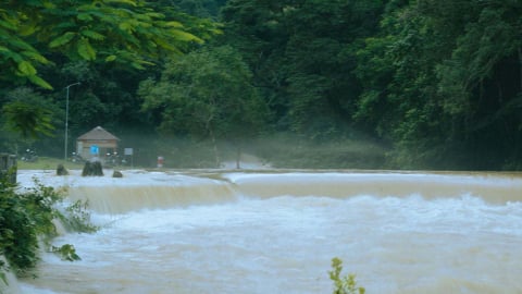 Tỉnh không sáp nhập này gây bất ngờ khi thác đổ trắng trời, suối ngả nâu đục như “cà phê sữa đá”