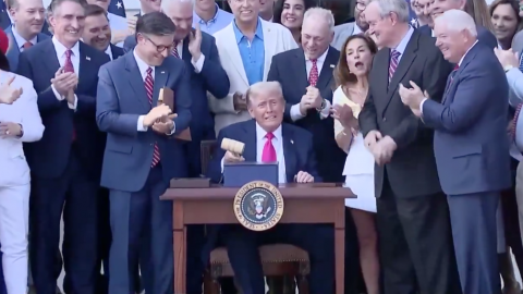 Ông Trump ký 'Dự luật lớn tuyệt đẹp' sau màn bay biểu diễn của oanh tạc cơ B-2