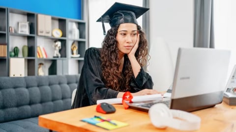 Bằng thạc sĩ có còn giá trị không? Câu hỏi thổi bùng tranh cãi giữa lúc nhiều người trẻ có bằng cấp cao vẫn thất nghiệp