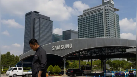 Lợi nhuận của Samsung giảm một nửa do khủng hoảng kinh doanh chip