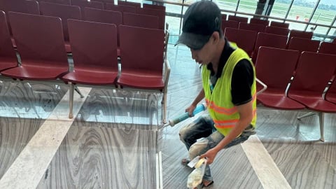Nhà ga sân bay T3 Tân Sơn Nhất hoạt động hơn 2 tháng vẫn đang khắc phục nền đá