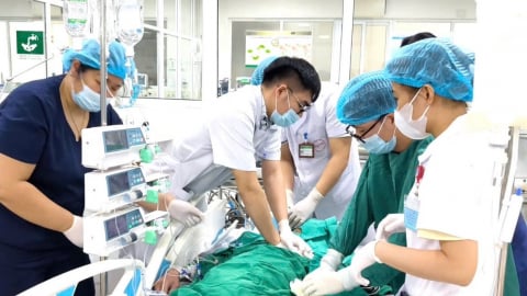 Bác sĩ chạy đua, cấp cứu bệnh nhân ngừng tim nguy kịch sau khi ăn tiết canh, lòng lợn