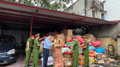 Hơn 25 tấn bánh kẹo, thực phẩm hết hạn được người dân La Phù giao nộp để tiêu hủy