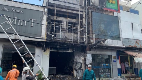 Cận cảnh hiện trường vụ cháy cửa hàng điện thoại tại Cần Thơ