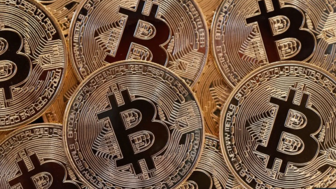 Bitcoin gây sốc với đỉnh mới, chính quyền Trump hậu thuẫn, nhà đầu tư truyền thống không thể ngó lơ