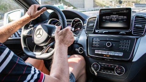Chồng bỏ quên vợ ở trạm nghỉ sau khi chạy xe 300km, chuyện khó tin nhưng có thật