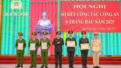 Bộ Công an thưởng nóng các đơn vị đã giải cứu một nạn nhân bị bắt giữ trái pháp luật 