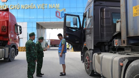 Hơn 800.000 tấn hàng hóa xuất nhập khẩu qua Cửa khẩu Bắc Luân II trong 6 tháng đầu năm