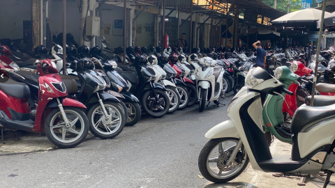 Hà Nội cấm xe máy xăng vào năm 2026: Nhiều người rẽ hướng học nghề sửa xe điện