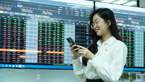 VN-Index áp sát 1.500: KBSV nâng mục tiêu lên 1.530, “sóng” tỷ USD sắp đổ bộ?