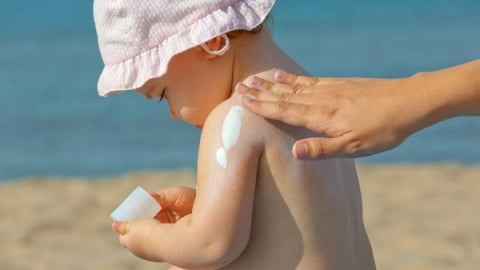 Trẻ dùng kem chống nắng, xịt côn trùng có an toàn không? Chọn sản phẩm thế nào cho đúng?