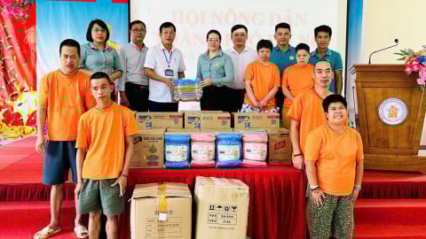 Hội Nông dân TP Hà Nội thăm, tặng quà nạn nhân chất độc da cam