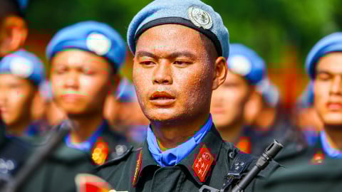 Mồ hôi đẫm vai áo, chiến sĩ tập luyện giữa “chảo lửa” thao trường diễu binh sẵn sàng cho nhiệm vụ A80