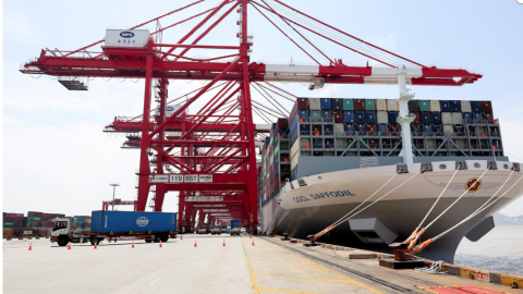 Tác động từ thuế quan của ông Trump ít nghiêm trọng hơn dự kiến, IMF nâng dự báo tăng trưởng toàn cầu