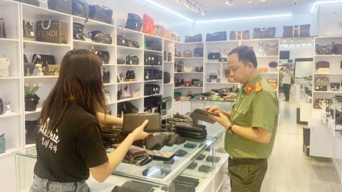 Tin hot thị trường ngày 5/8: Phát hiện hai cửa hàng bán hơn 5.000 sản phẩm giả mạo thương hiệu lớn
 
