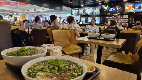 Giá đồ ăn sân bay có thực sự 'trên trời'?  