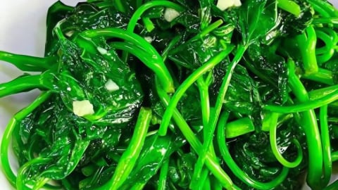 Tưởng chỉ ăn củ, quả, hóa ra lá mới là loại rau thanh nhiệt, giải độc tuyệt vời, xào tỏi thơm ngon, giòn ngọt