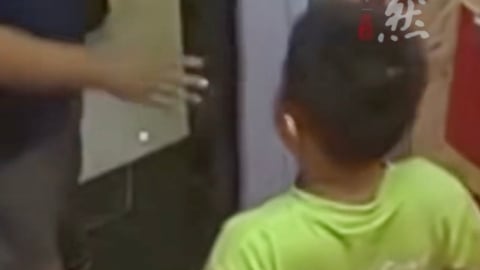 Mắc kẹt trong thang máy, cậu bé 8 tuổi bình tĩnh đọc thơ chờ được cứu 
