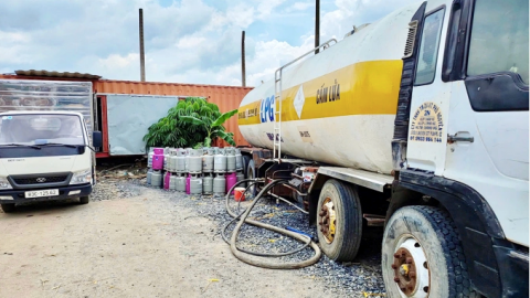 Tin hot thị trường ngày 18/8: làm giả 1.000 tấn gas trong thùng container