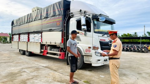 CSGT TP.Huế bắt giữ xe tải chở gần 30 tấn hàng hóa không rõ nguồn gốc xuất xứ 